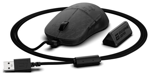 Černá herní myš s opletaným USB kabelem a malým trojúhelníkovým stojánkem vedle ní.