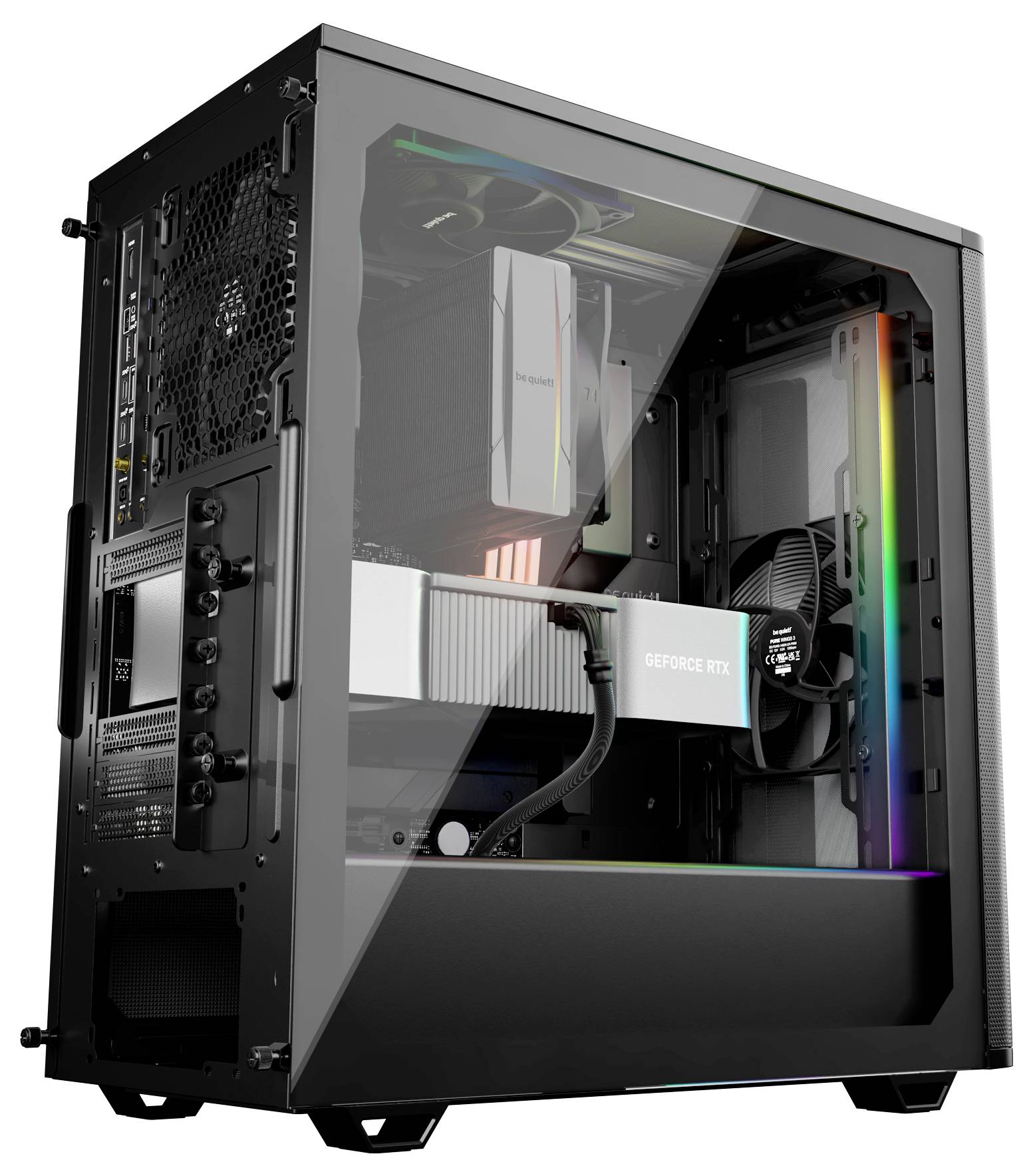 Moderní stolní počítač s průhledným bočním panelem, ukazující RGB podsvícený interiér, velký chladicí ventilátor a grafickou kartu 'GeForce RTX'.