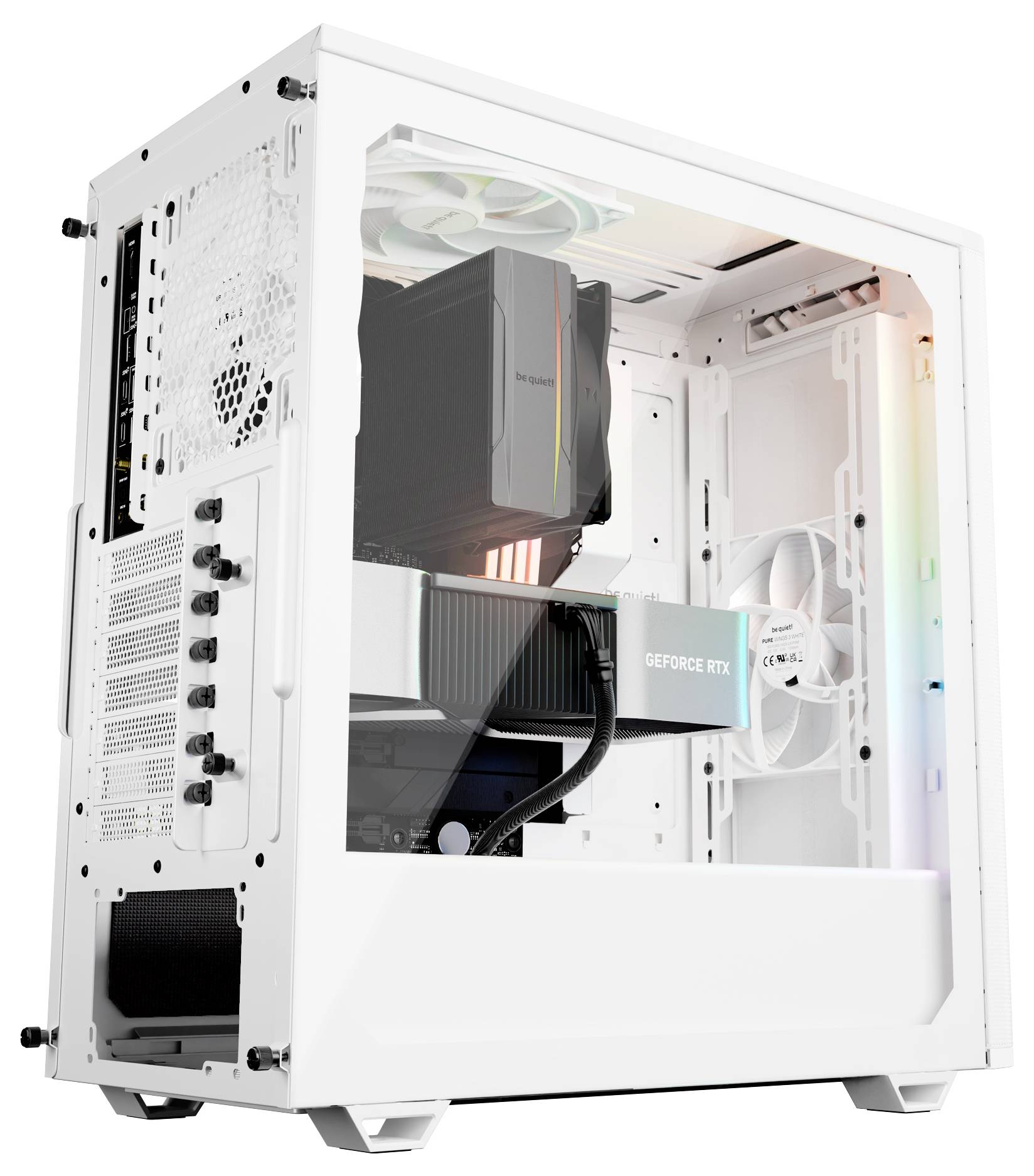 Bílý počítačový tower s průhledným bočním panelem, zobrazující vnitřní komponenty včetně grafické karty GeForce RTX a chladicích ventilátorů.