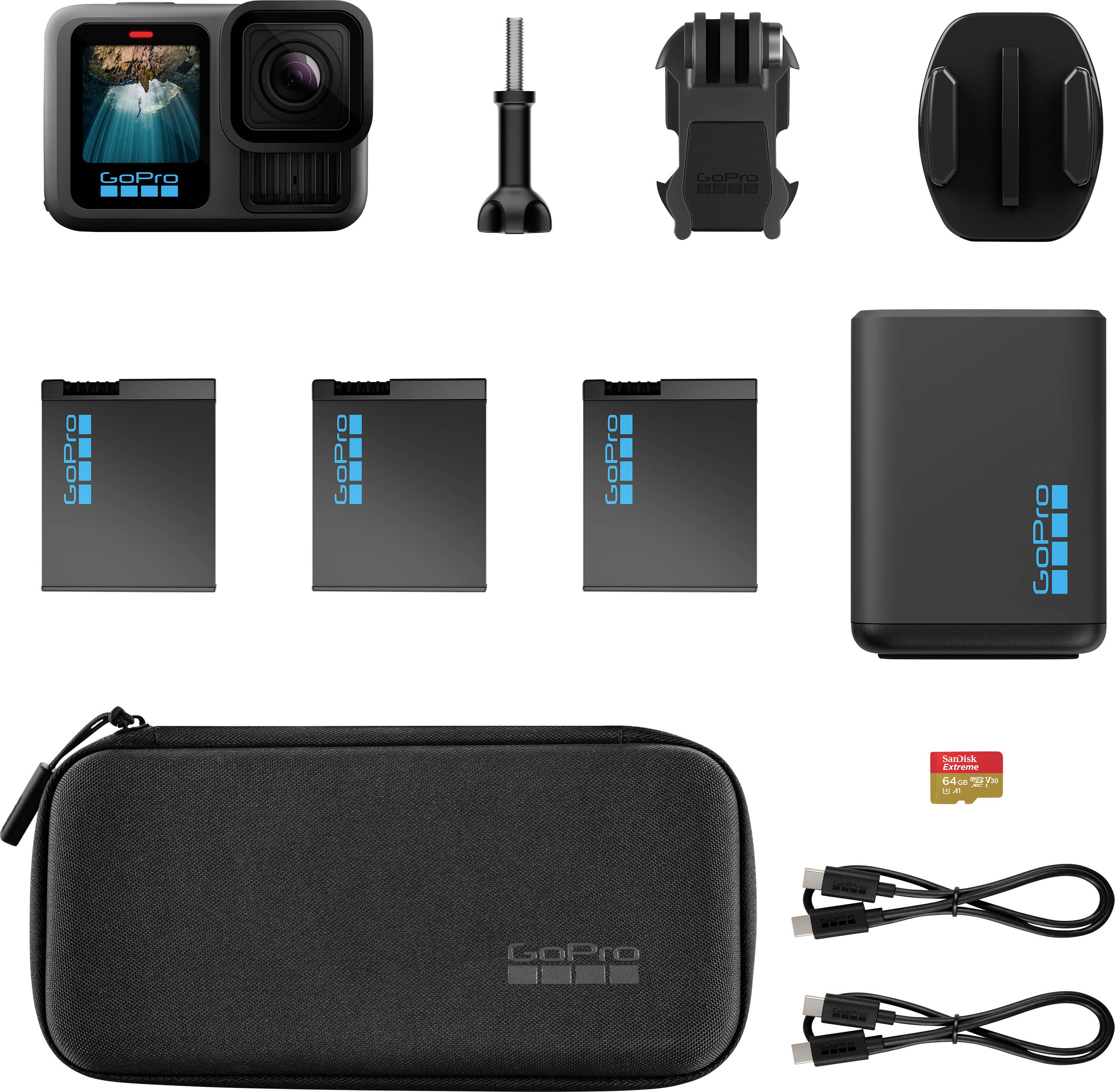 Sada kamery GoPro obsahující kameru, tři baterie, nabíječku, ochranný kryt, úchyty, pouzdro, paměťovou kartu a kabely, uspořádané pečlivě a přehledně.