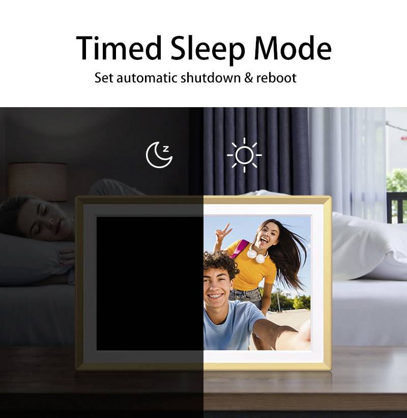 Funkce 'Timed Sleep Mode' zobrazená na digitálním fotorámu. Levá strana znázorňuje noční režim s černou obrazovkou; pravá strana ukazuje denní dobu s fotografií usměvavého páru.