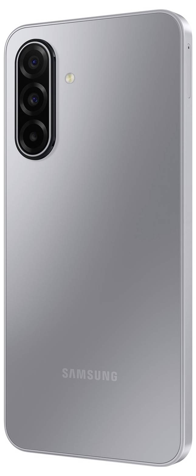 Stříbrný chytrý telefon se třemi zadními kamerami a LED bleskem, který se vyznačuje elegantním designem a má na spodní straně logo značky 'Samsung'.
