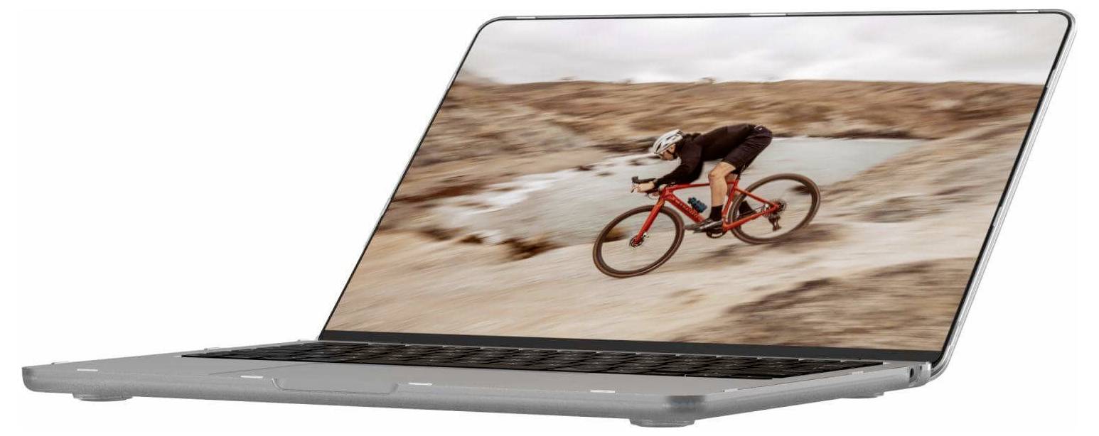 Elegantní laptop zobrazující fotografii cyklisty řítícího se skalnatou krajinou, který zvýrazňuje jasnou a živou kvalitu displeje.