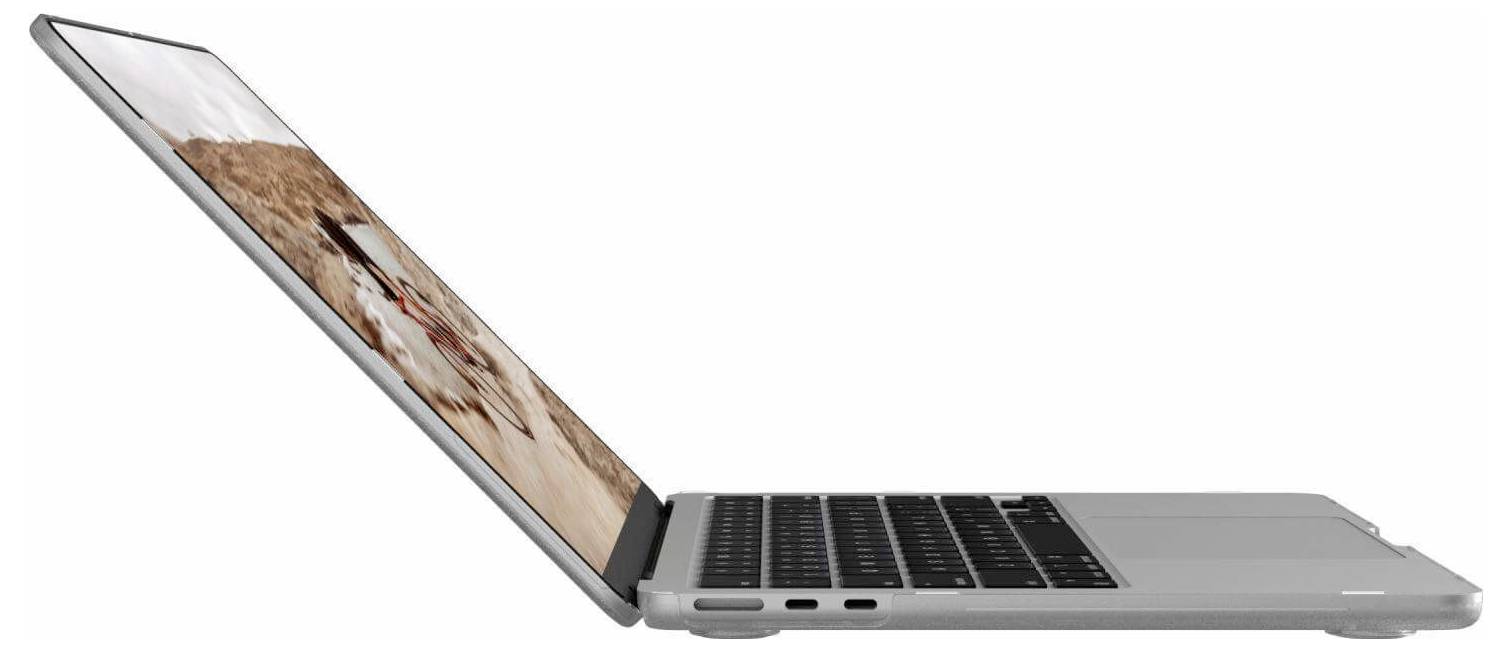Štíhlý stříbrný laptop lehce pootevřený na bílém pozadí, zobrazující boční profil se viditelnými porty a zábleskem klávesnice.