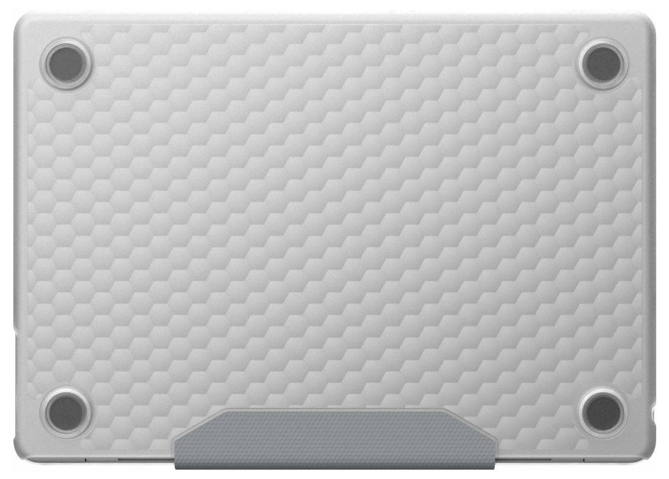 Obrázek ukazuje zadní stranu uzavřeného stříbrného laptopů s hexagonálním (šestiúhelníkovým) vzorem, gumovými nožkami v každém rohu a šedým větracím proužkem.