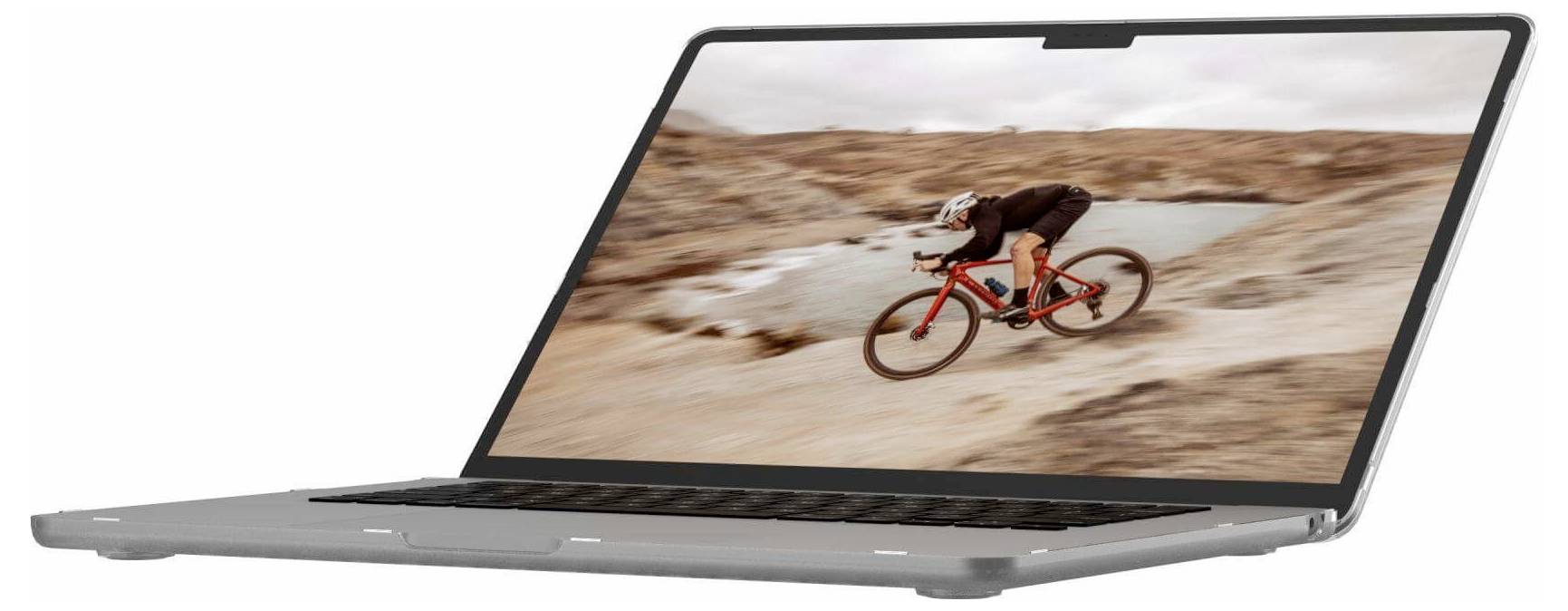Štíhlý otevřený laptop zobrazující obraz cyklisty, který se rychle pohybuje po skalnaté cestě s rozmazaným pohybem, vyjadřující rychlost a dobrodružství.