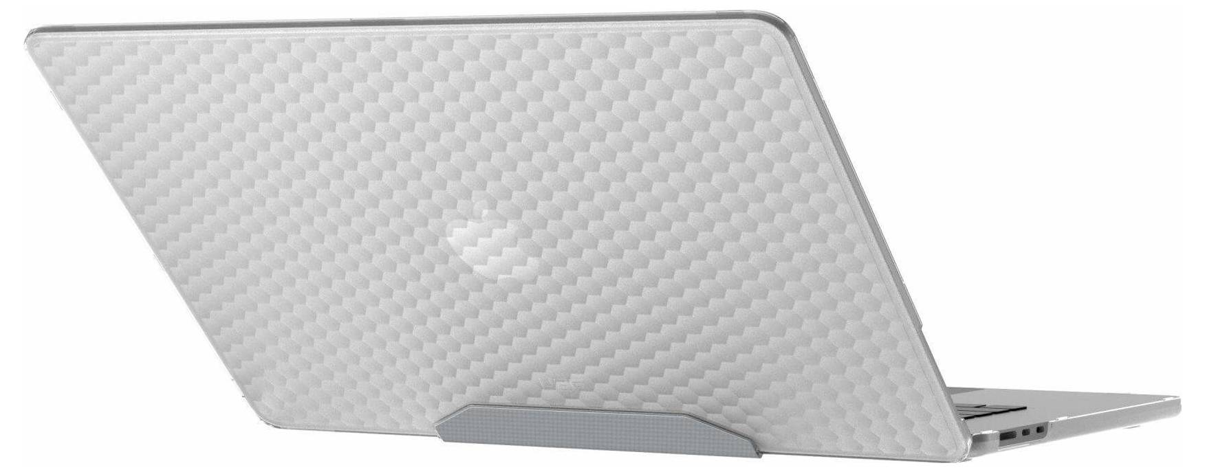 Uzavřený laptop s texturovaným bílým krytem je umístěn pod úhlem, odhalující kovové boky a malou podpěru, která jej drží.