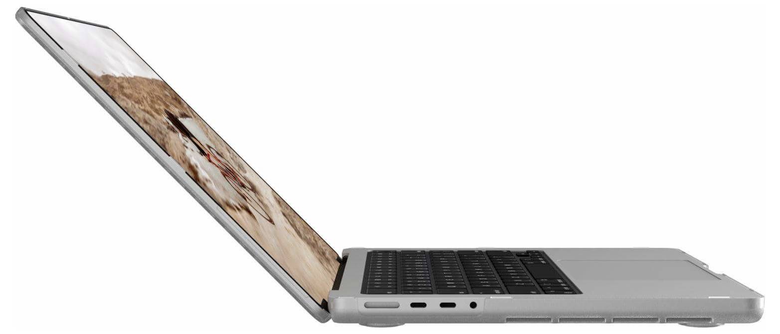 Pohled z boku na otevřený laptop s krajinným snímkem na obrazovce. Je vidět několik USB portů po straně.