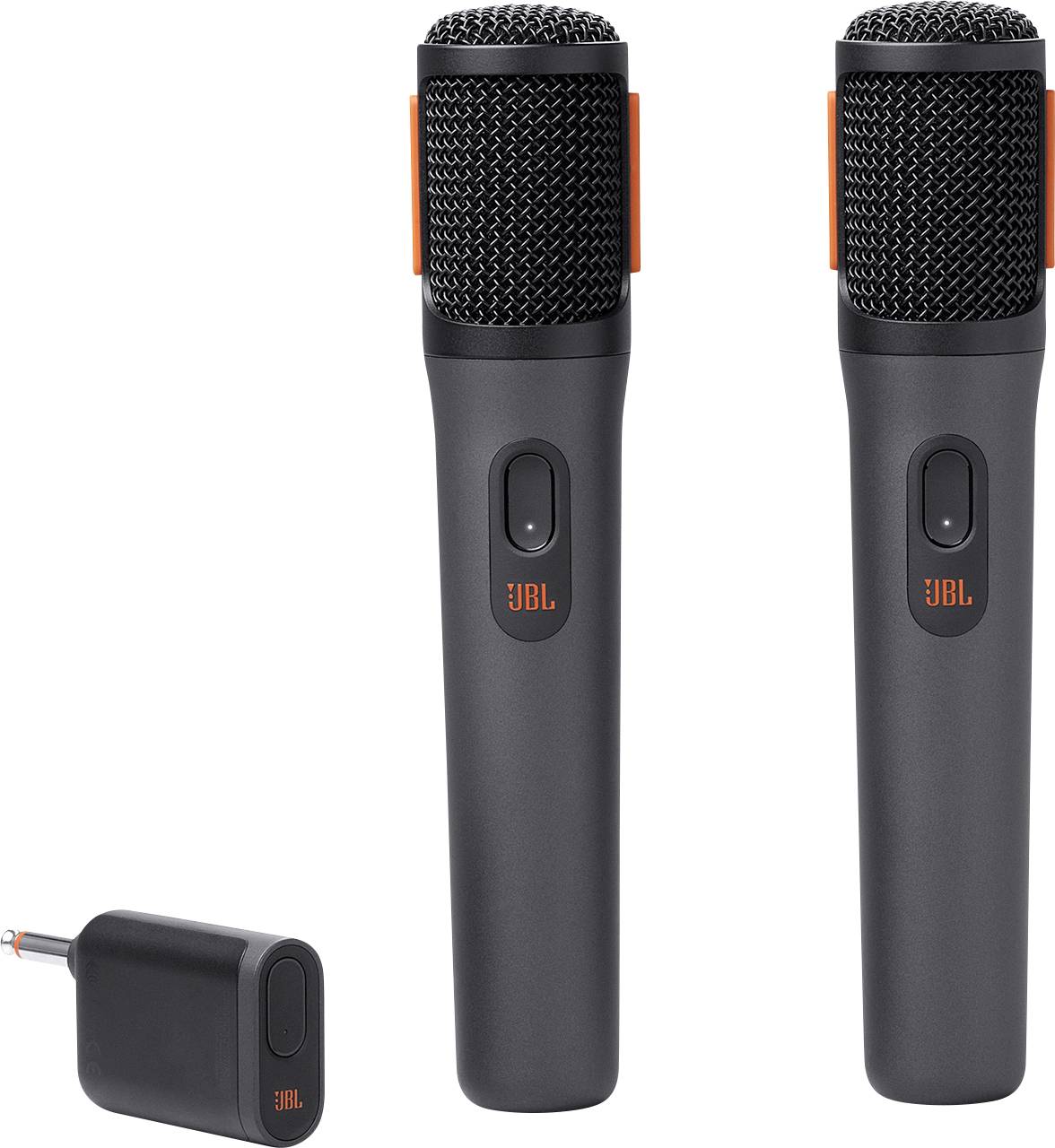 Dva bezdrátové mikrofony JBL a přijímač. Mikrofony jsou černé s elegantním designem a disponují napájecím tlačítkem na rukojeti.