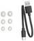 Krátký kabel USB-C na USB-A a šest bílých kulatých silikonových kroužků je zobrazeno, což naznačuje příslušenství pro audio zařízení značky JBL.