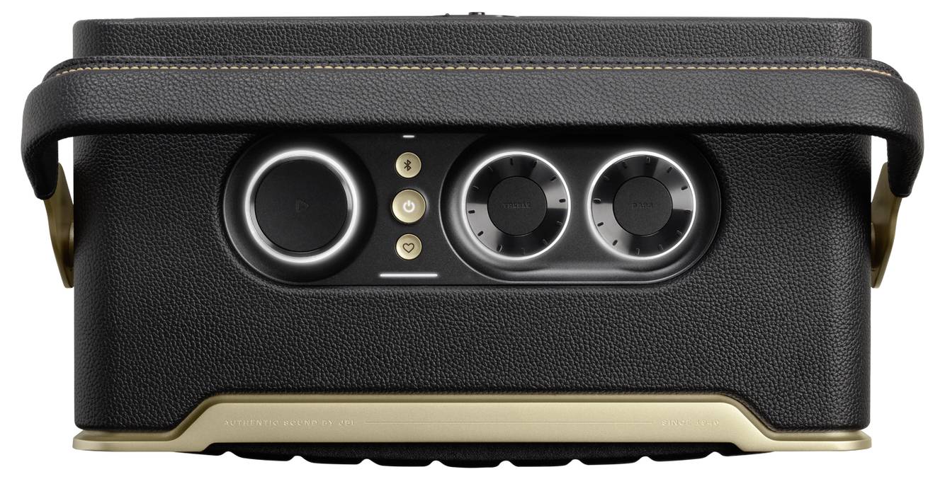 Detailní pohled na přenosný černý audioreproduktor s ovládacími knoflíky a zlatými akcenty, vybavený koženou rukojetí.