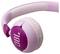 Růžové a fialové sluchátka JBL nasazené přes uši s polstrovaným hlavovým mostem a náušníky.