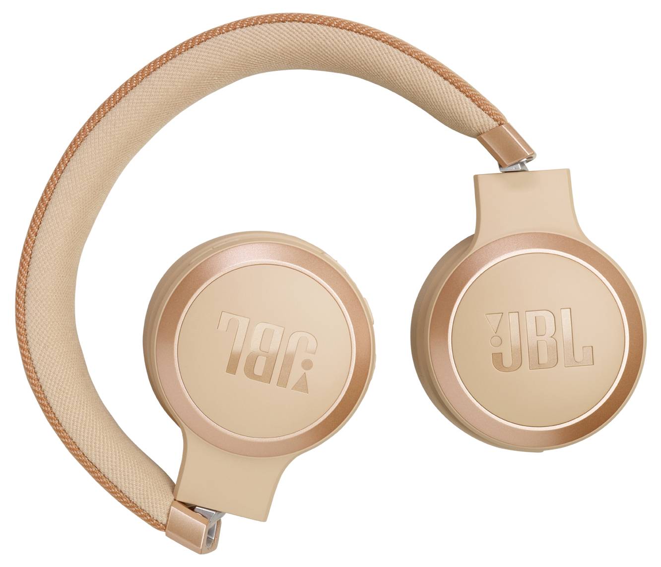 Pár sluchátek JBL s nadýchaným rose gold povrchem, která jsou over-ear designu, s čalouněnou látkovou hlavou a prezentována na bílém pozadí.