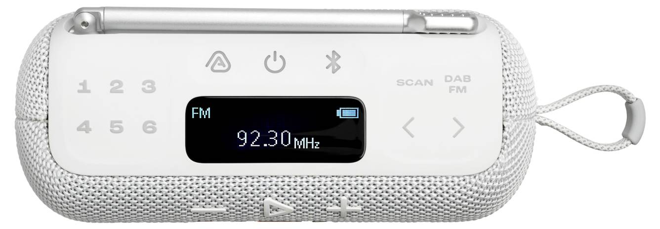 Přenosný bílý radiopřijímač s anténou a digitálním displejem zobrazujícím frekvenci FM '92.30 MHz'. Viditelné jsou tlačítka pro zapnutí/vypnutí, ovládání hlasitosti a předvolby stanic.