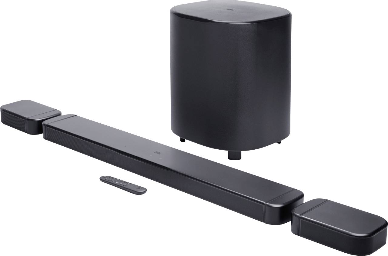 Černý soundbar systém se subwooferem, dvěma satelitními reproduktory a dálkovým ovladačem, uspořádaný pečlivě na bílém povrchu.