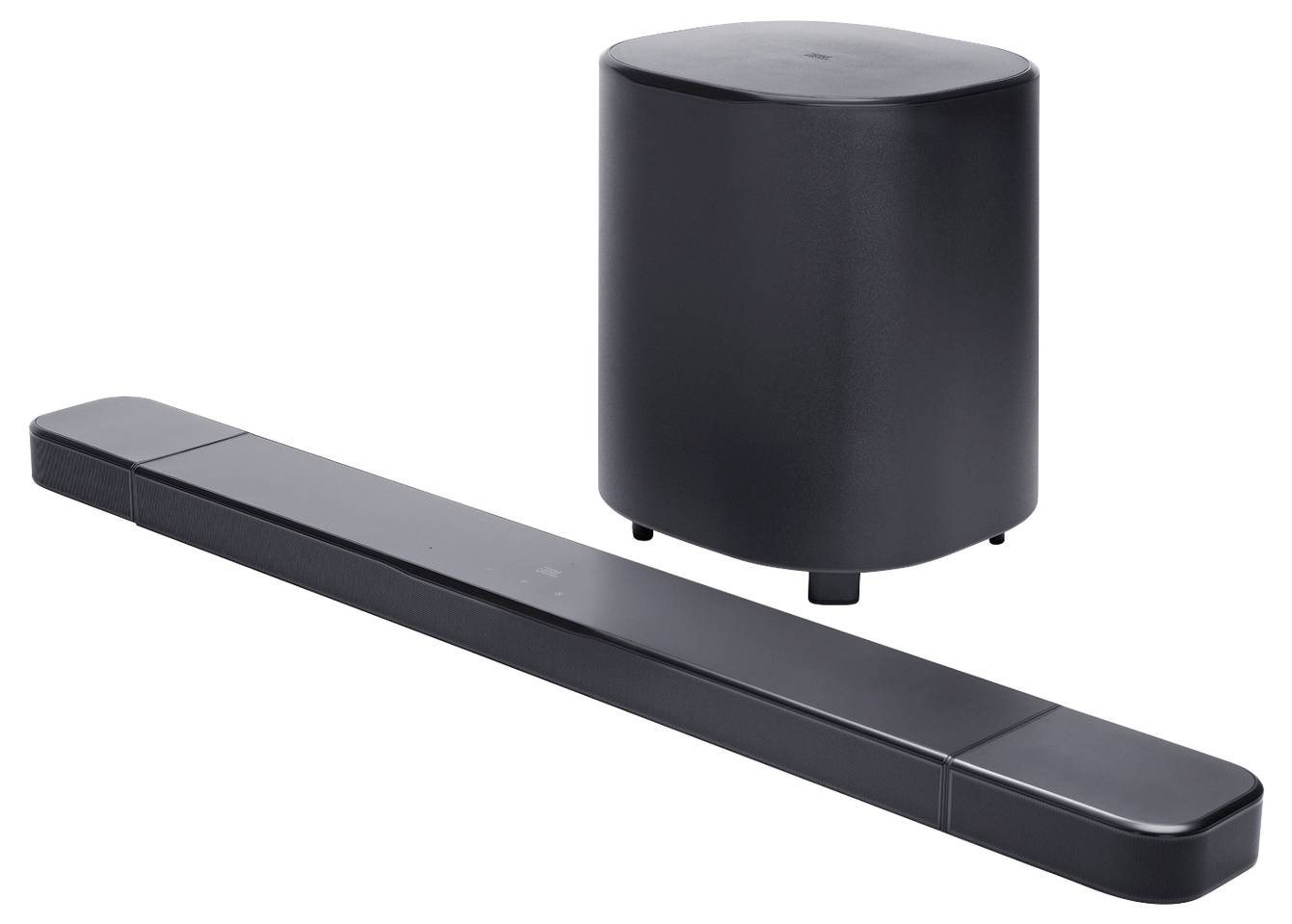 Černý soundbar a subwoofer. Soundbar je protáhlý a elegantní, zatímco subwoofer je kompaktní a válcovitý, oba jsou navrženy pro vylepšení zvuku.
