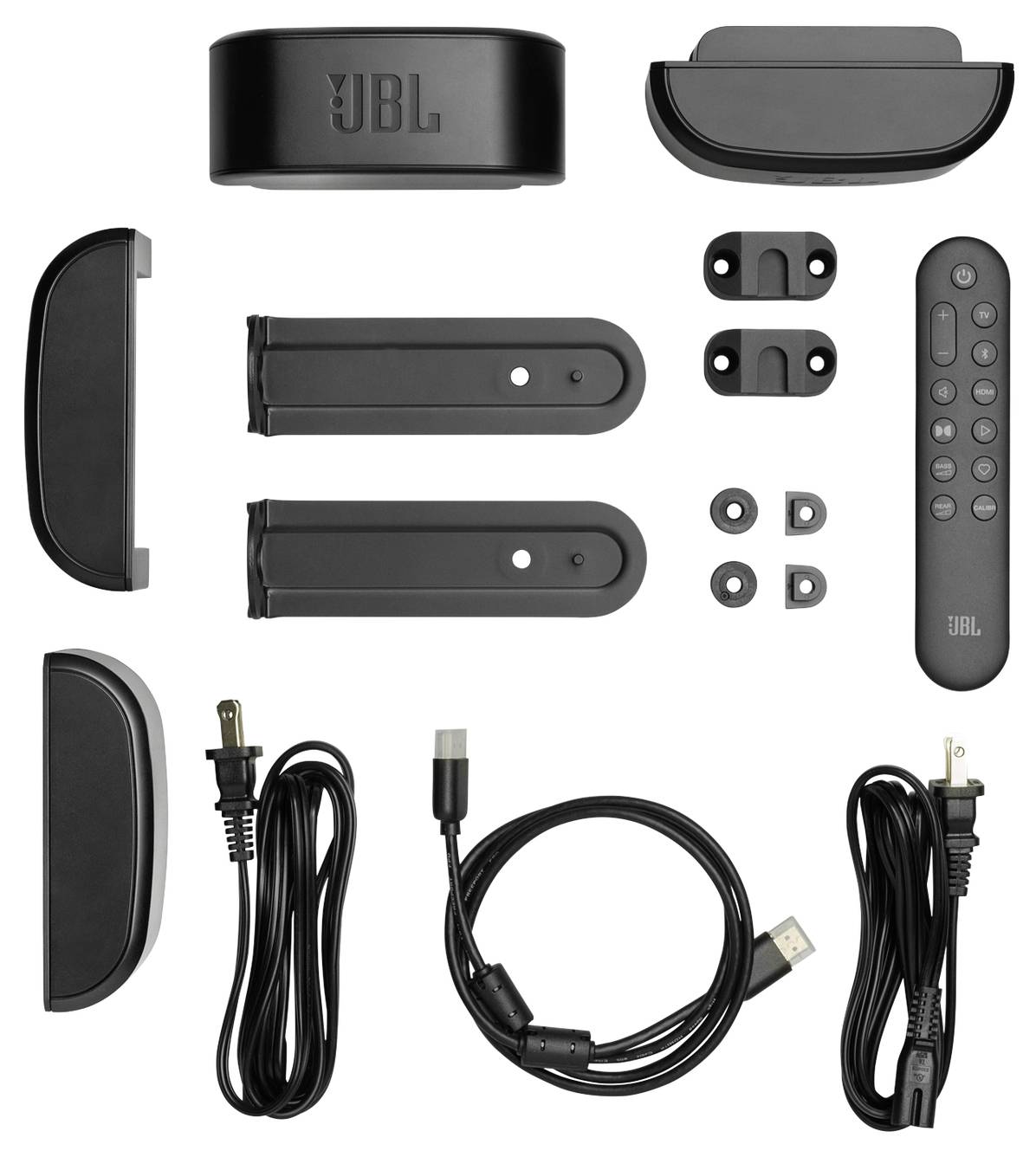 Příslušenství k JBL soundbaru zahrnuje dálkový ovladač, napájecí kabely, HDMI kabel, konzole a šrouby, uspořádané pečlivě na bílém pozadí.
