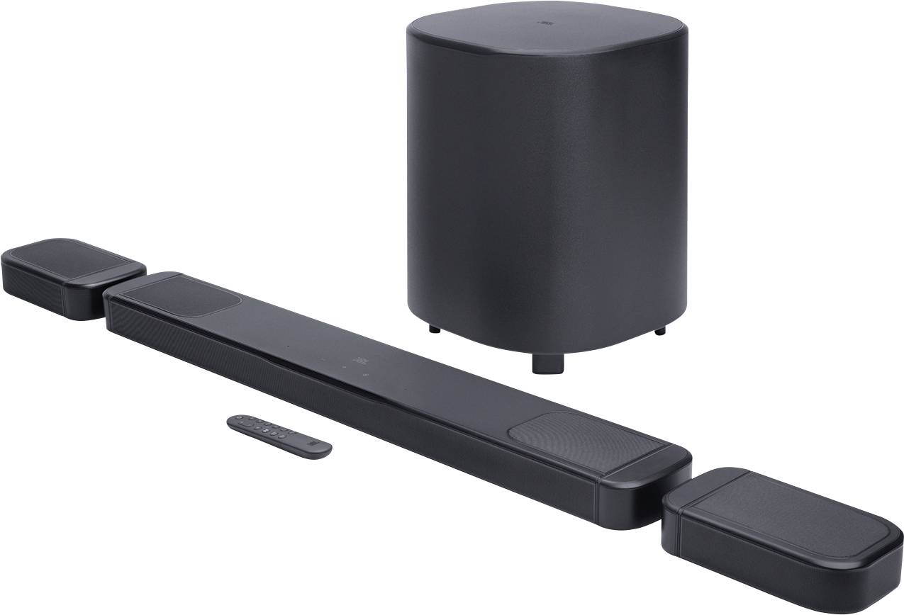 Černý soundbar systém s subwoofrem, dvěma satelitními reproduktory a dálkovým ovládáním, umístěný před jednoduchým pozadím.