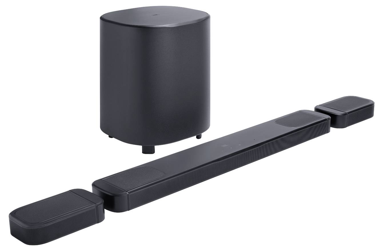 Černá sada soundbaru, která zahrnuje hlavní soundbar, subwoofer a dva bezdrátové satelitní reproduktory, určená pro vylepšení domácího filmového zážitku.