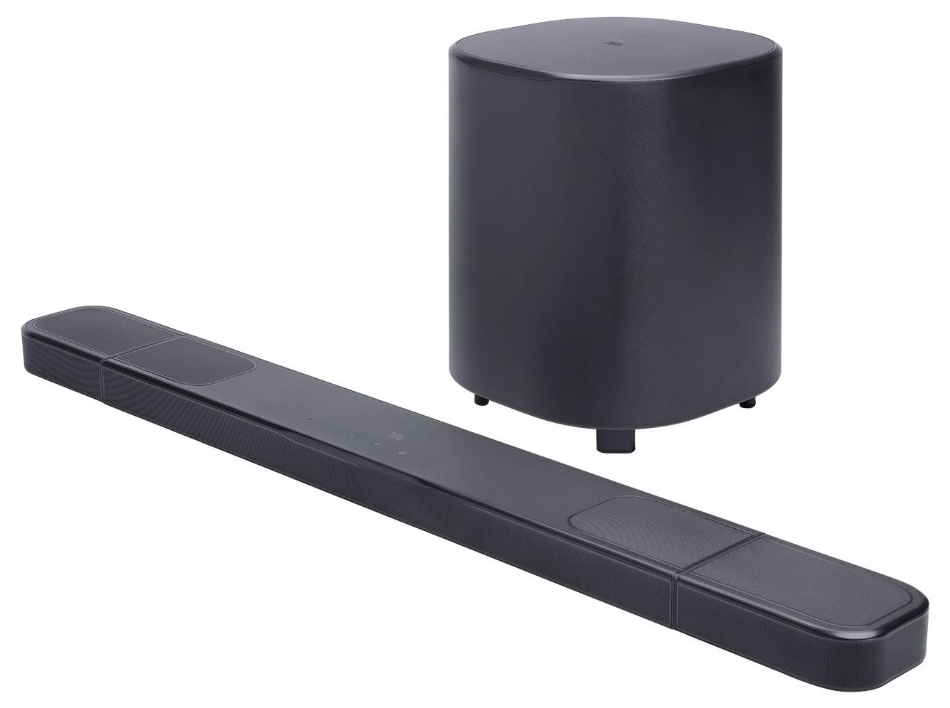 Černý soundbar a subwoofer umístěné proti jednoduchemá pozadí, znázorňující kompaktní design domácího audio zařízení.