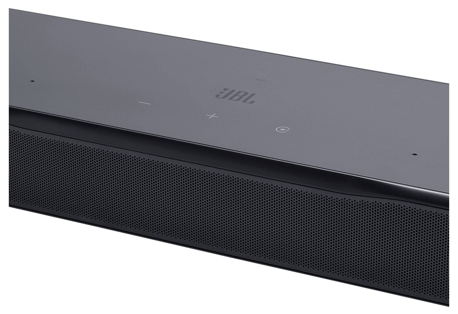 Elegantní černý soundbar s minimalistickými dotykovými ovládacími prvky s ikonami hlasitosti, napájení a připojení Bluetooth na horní ploše.