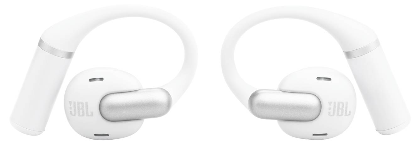 Bílé bezdrátové sluchátka JBL se stříbrnými akcenty, navržené pro bezpečné uchycení kolem ucha, položené vedle sebe na bílém pozadí.
