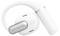 Bílý bezdrátový JBL sluchátko se stříbrným detailem, který nabízí jedinečný designový háček pro stabilní upevnění.