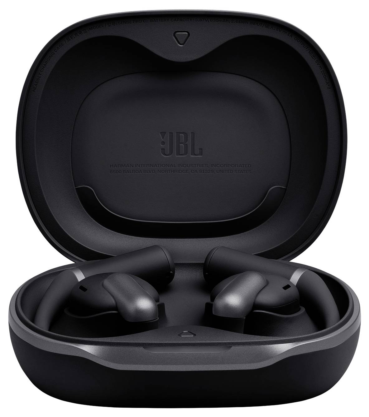 Otevřený černý nabíjecí box zobrazující pár černých sluchátek do uší.