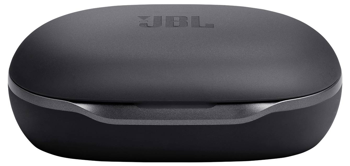 Černý nabíjecí obal JBL sluchátek s hladkým, oválným tvarem a logem na horní straně.