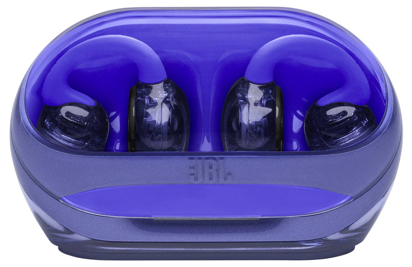 Modré bezdrátové sluchátka v odpovídajícím nabíjecím pouzdře, umístěné tak, že sluchátka směřují ven, a vykazují elegantní a moderní design.