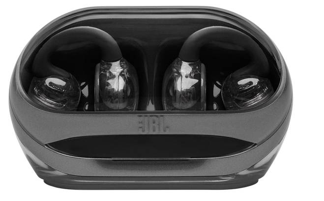 Bezdrátová sluchátka v tmavé nabíjecí pouzdře s průhledným víkem, která vykazují elegantní a kompaktní design.