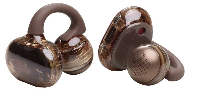 Pár hnědých bezdrátových sluchátek s elegantním lesklým designem a ergonomickými křivkami pro pohodlné nošení.