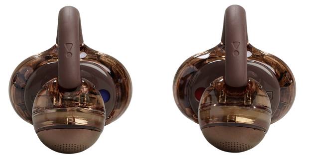 Dvě hnědé bezdrátové sluchátka s průhlednými částmi odhalujícími interní komponenty, vybavená dotykovými ovládacími prvky a kompaktním designem.