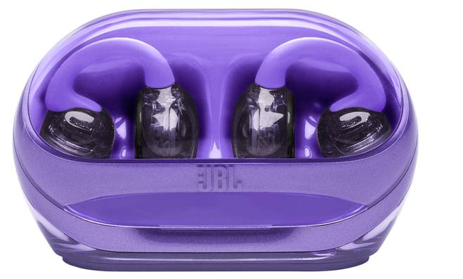 Fialová bezdrátová sluchátka v pouzdru na nabíjení s průhledným víkem; pouzdro má na přední straně logo.