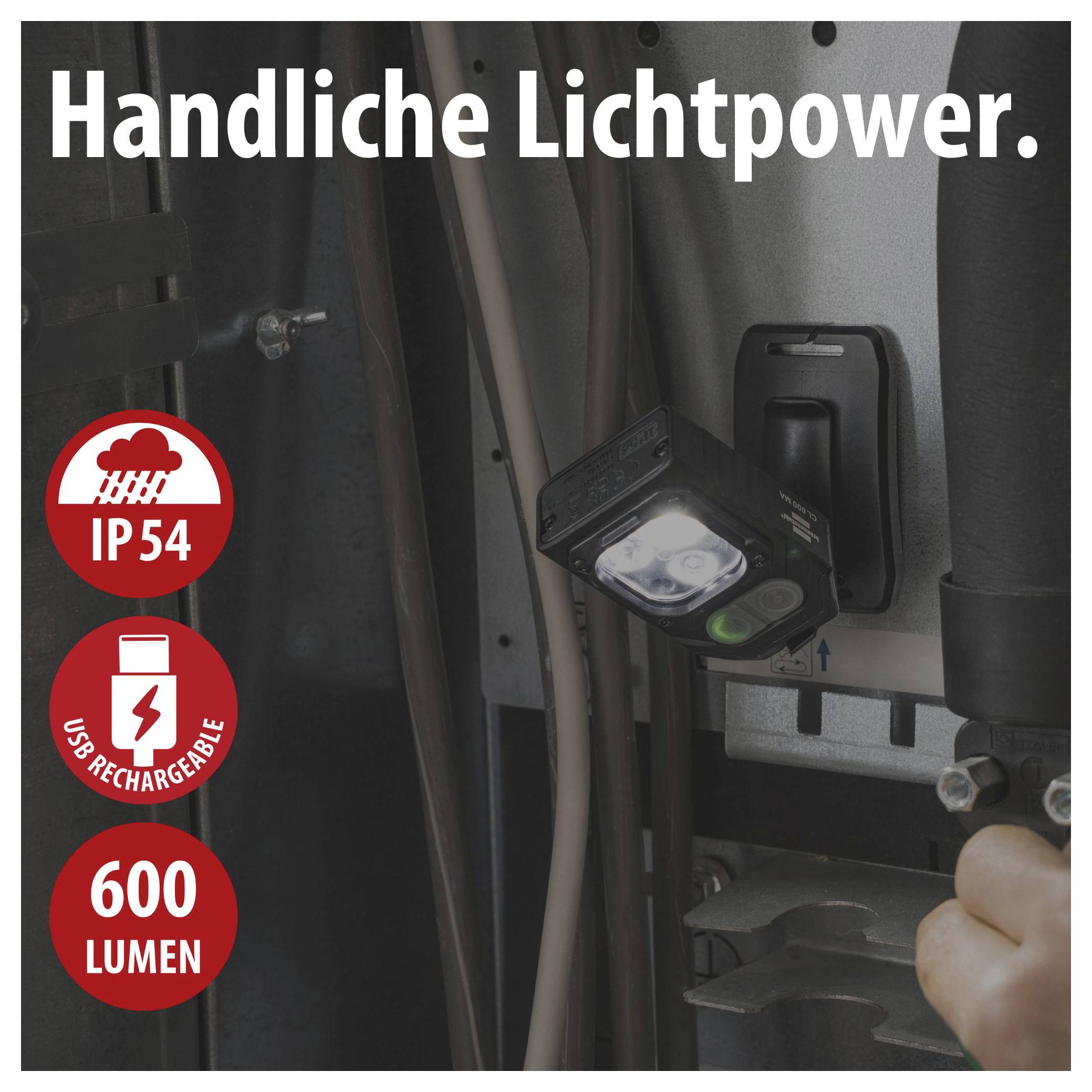 Reklamní text „Praktická výkon světla." zobrazuje kompaktní pracovní světlo nabíjející se přes USB s ochranou IP54 a 600 lumeny v provozu u stroje.