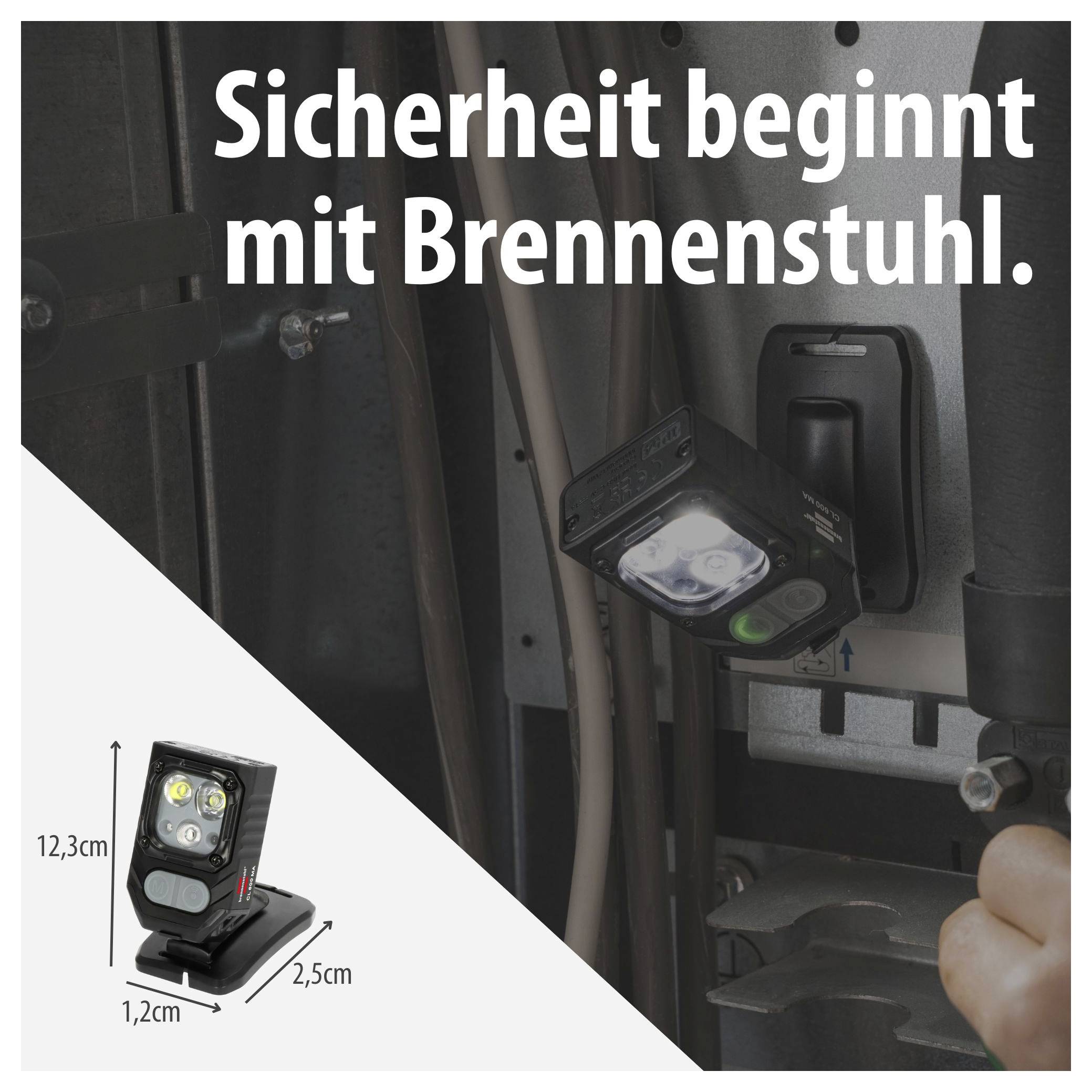 Reklamní obrázek malé pracovní lampy od Brennenstuhl na stroji; text: "Bezpečnost začíná u Brennenstuhl." a rozměry produktu 12,3 cm, 1,2 cm, 2,5 cm.