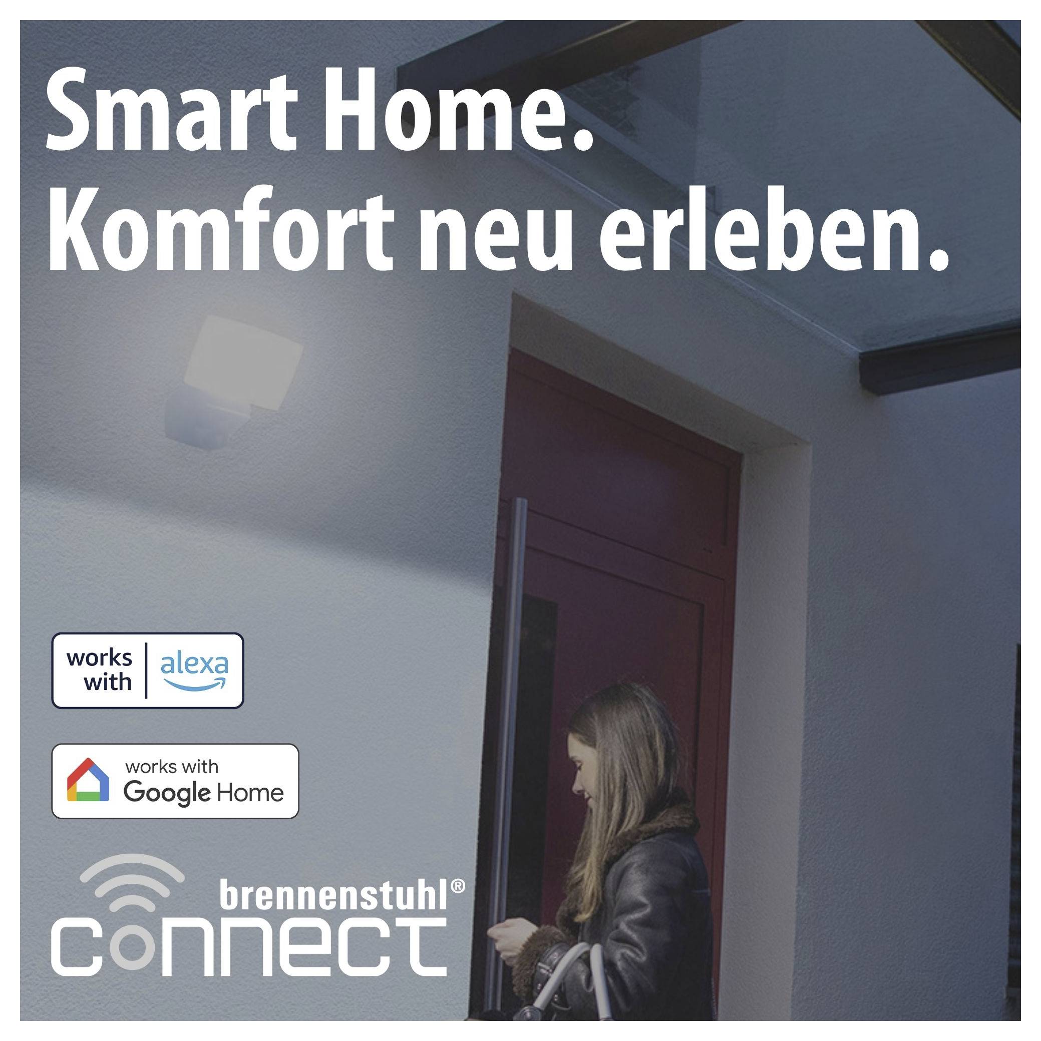 Reklamní banner pro chytrou domácnost: Žena u vchodu do domu, slogan "Chytrá domácnost. Znovuobjevte pohodlí.", loga pro Alexa, Google Home a brennenstuhl connect.