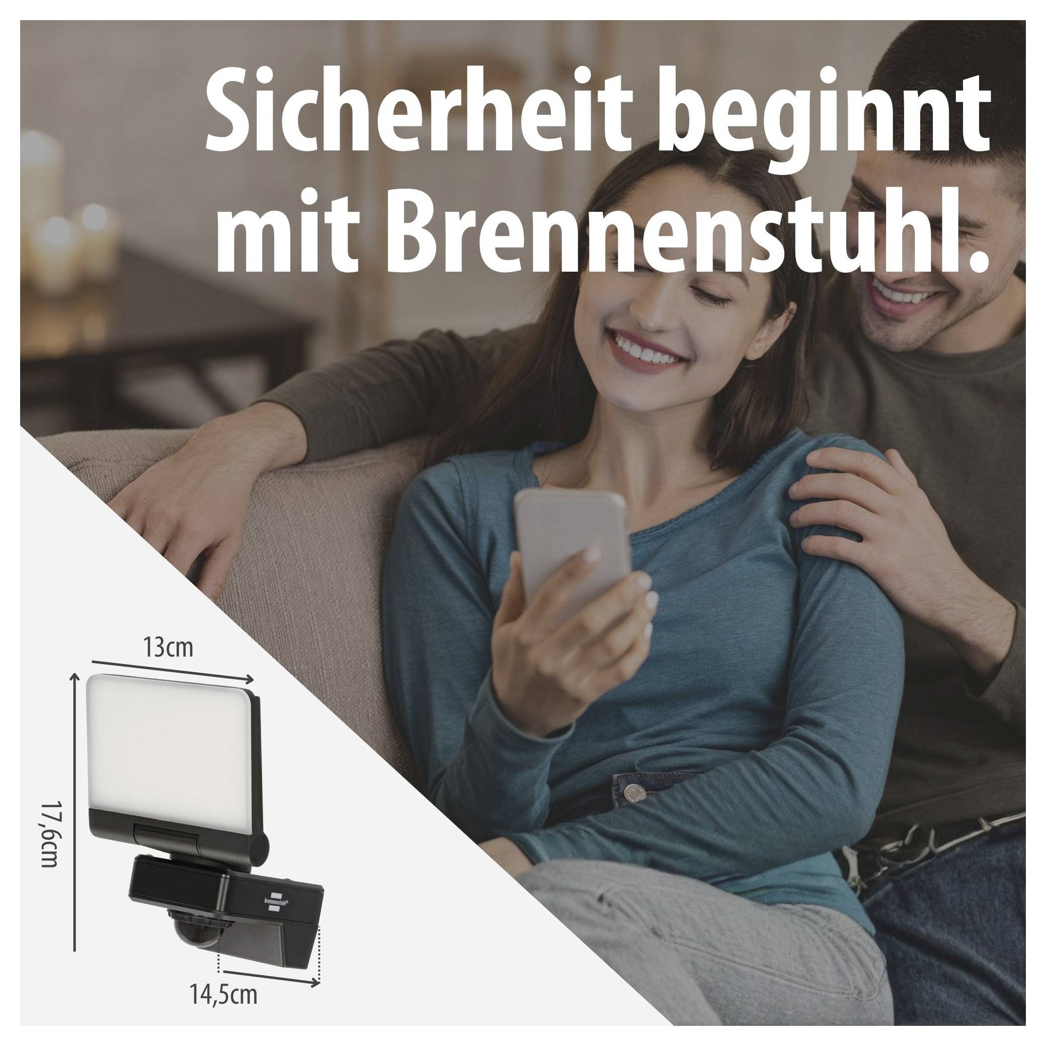 Reklamní obrázek pro Brennenstuhl: pár na pohovce se smartphonem; vlevo LED svítidlo s rozměry 13 cm, 17,6 cm a 14,5 cm.