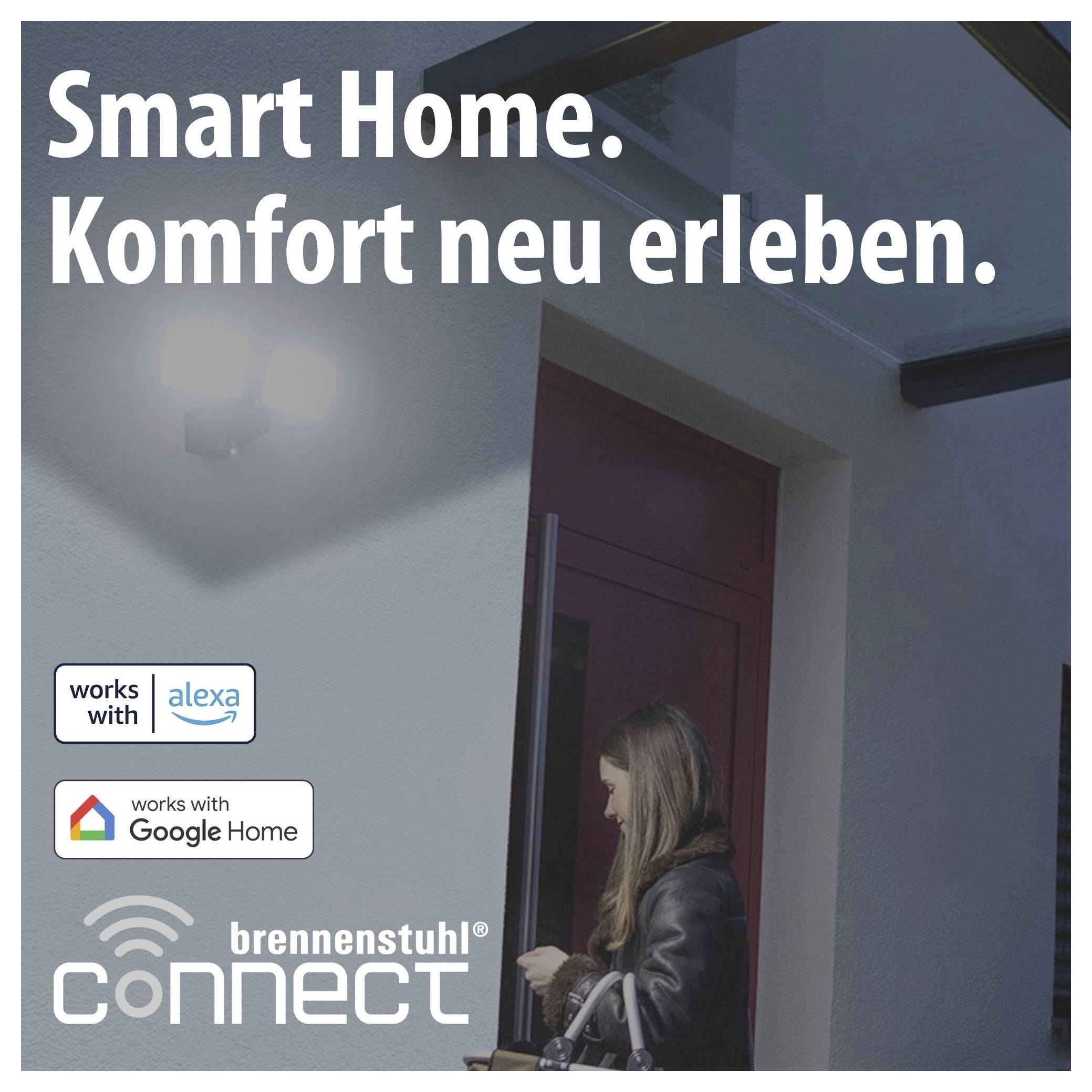 Reklamní plakát pro chytrou domácnost: Žena otevírá dveře v domě; text „Chytrada domácnost. Zažijte pohodlí znovu." a loga pro Alexa, Google Home a brennenstuhl connect.