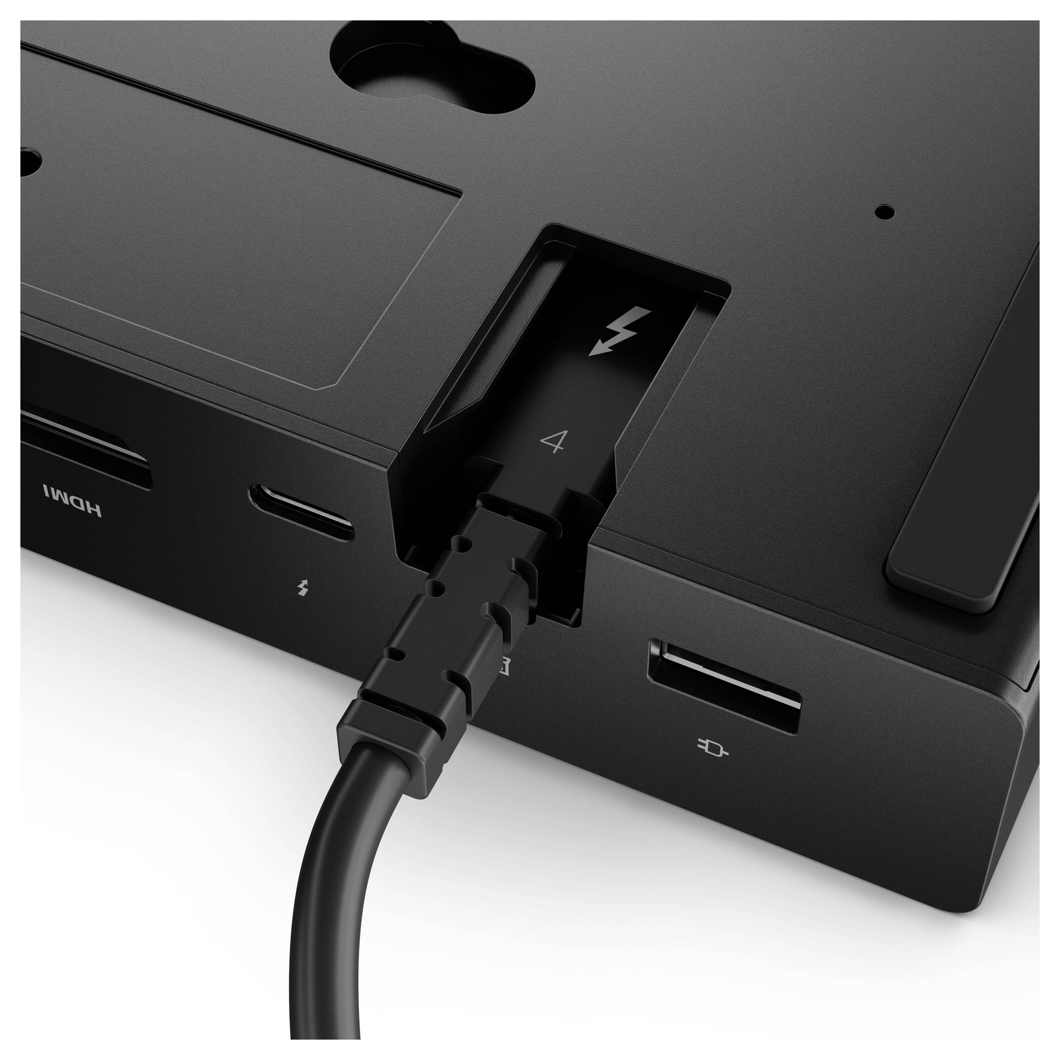 Detailní záběr dokovací stanice s několika porty, včetně HDMI a USB, zobrazující kabel připojený do portu Thunderbolt 4.