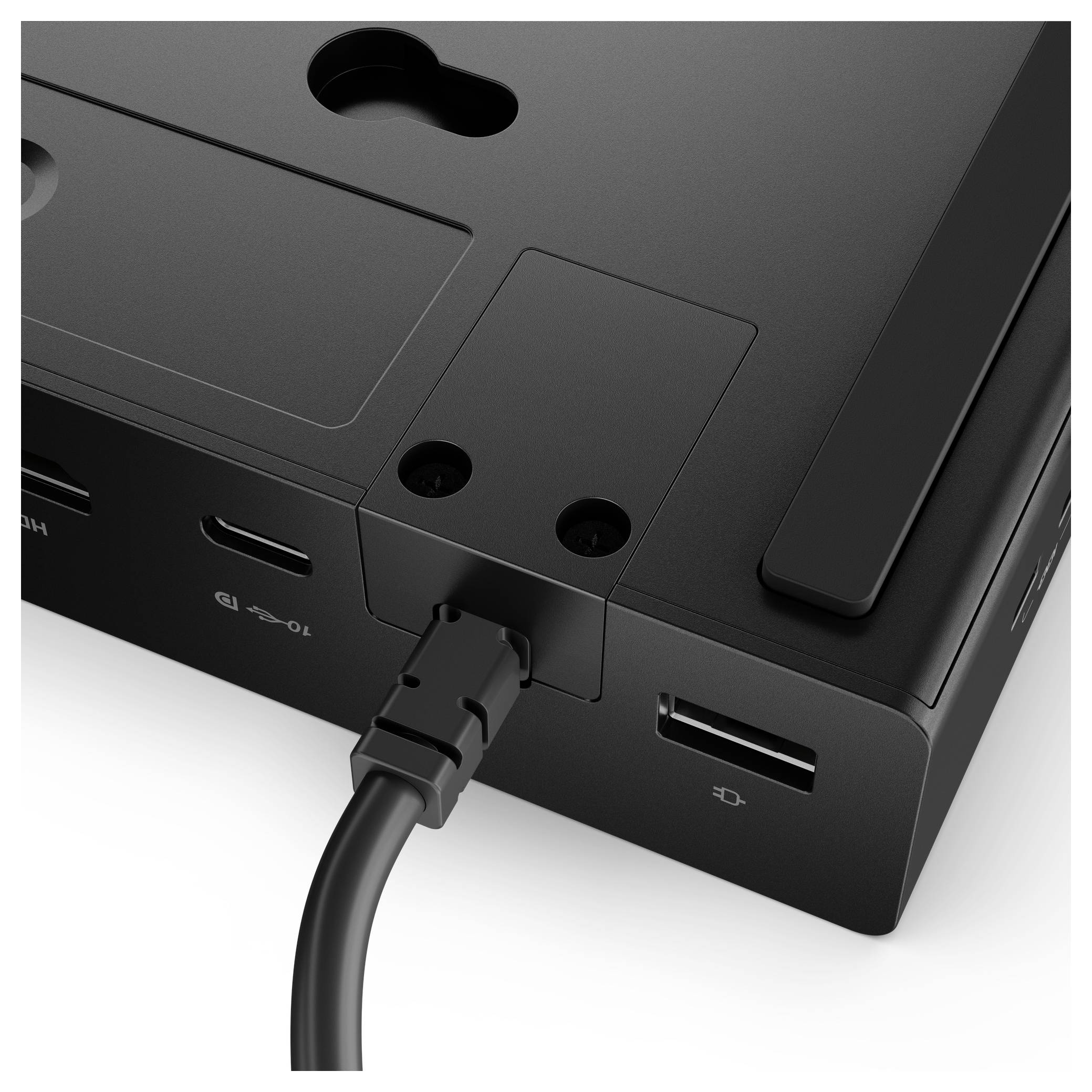 Detailní pohled na černý elektronický přístroj s porty, který zobrazuje USB a ethernetová připojení s kabelem zapojeným do jednoho z portů.