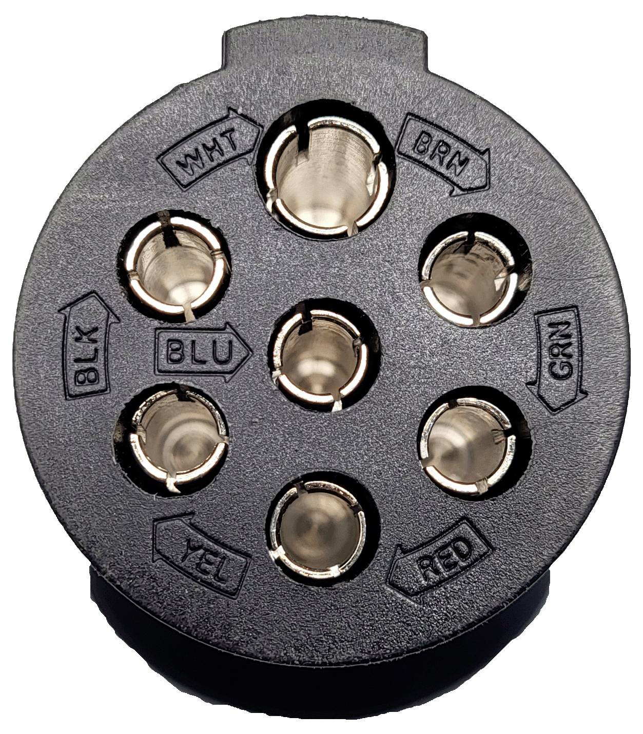 Pohled zepředu na 7-kolíkový přívěsný konektor, označený funkcemi kolíků: WHT (Bílá), BRN (Hnědá), BLK (Černá), BLU (Modrá), GRN (Zelená), YEL (Žlutá), RED (Červená).