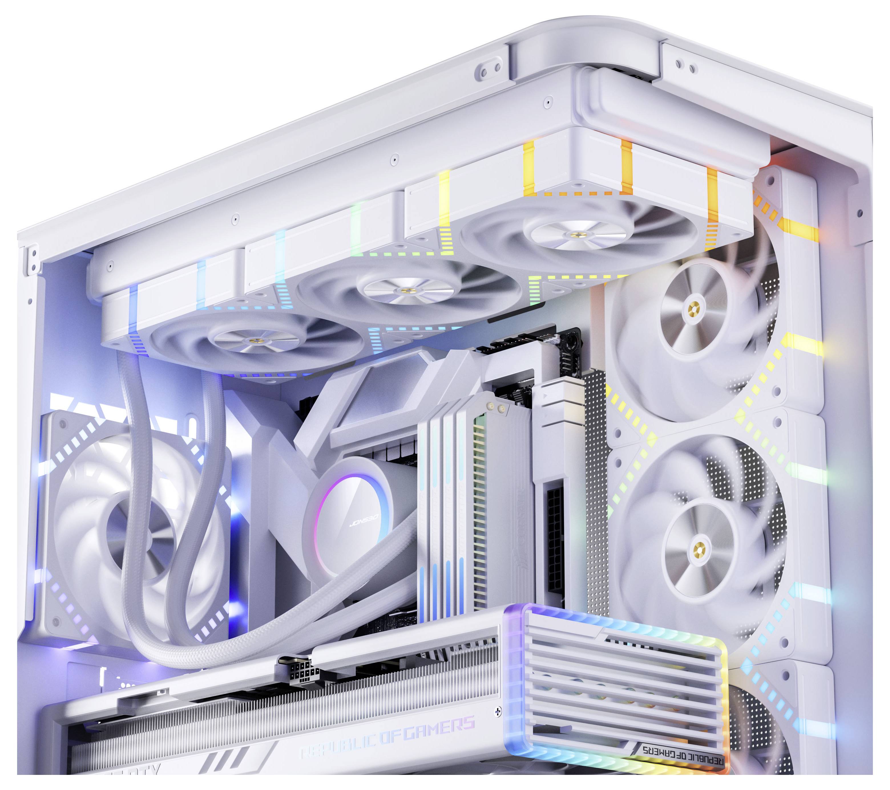 Bílá herní PC skříň s RGB osvětlením, ukazující několik chladících ventilátorů a viditelnou grafickou kartu.