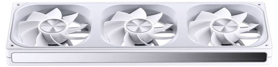 Bílý trojitý ventilátor chladicího systému pro počítače, s třemi velkými lopatkami v obdélníkovém rámu, navržený pro efektivní odvod tepla.