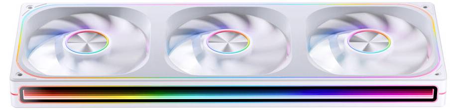 Počítačový chladicí ventilátor s bílým rámem, který disponuje třemi velkými ventilátory a podsvícením RGB na hranách, navržený pro zvýšení estetiky PC.