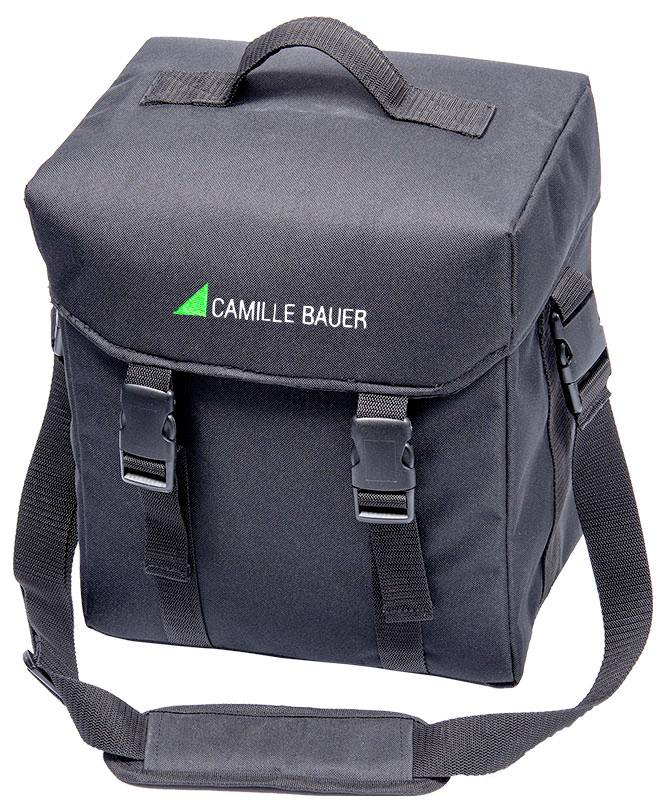 Černá textilní taška přes rameno s rukojetí, dvěma přezkami a logem 'CAMILLE BAUER' v zelené a bílé barvě na přední klopě.