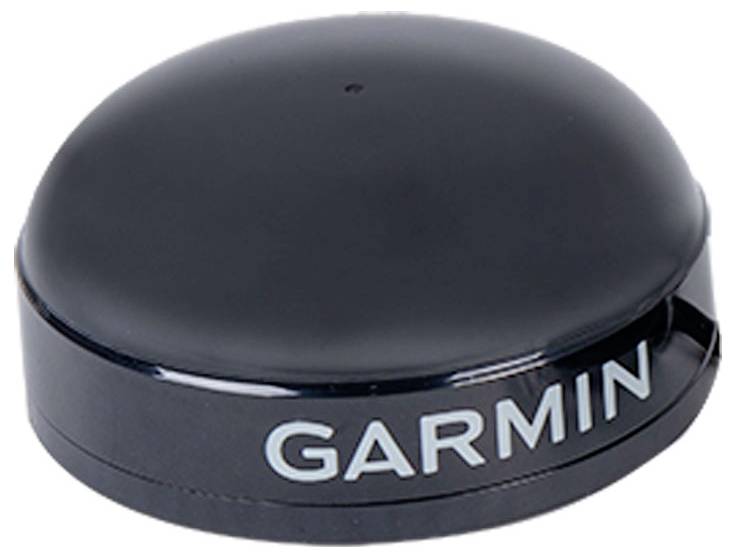 Černá GPS anténa Garmin s oblým vrcholem, na jejímž boku je umístěno logo společnosti Garmin.