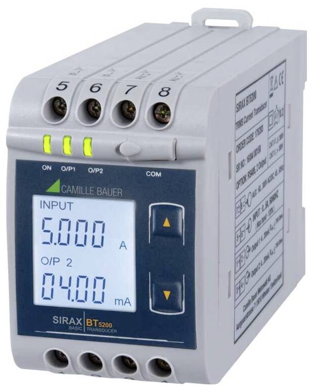 Digitální měnič s displejem zobrazujícím 'VSTUP 5,00 A' a 'V/V 2 40,00 A'. Víceportové připojení na horní straně, model Sirax BT5200.