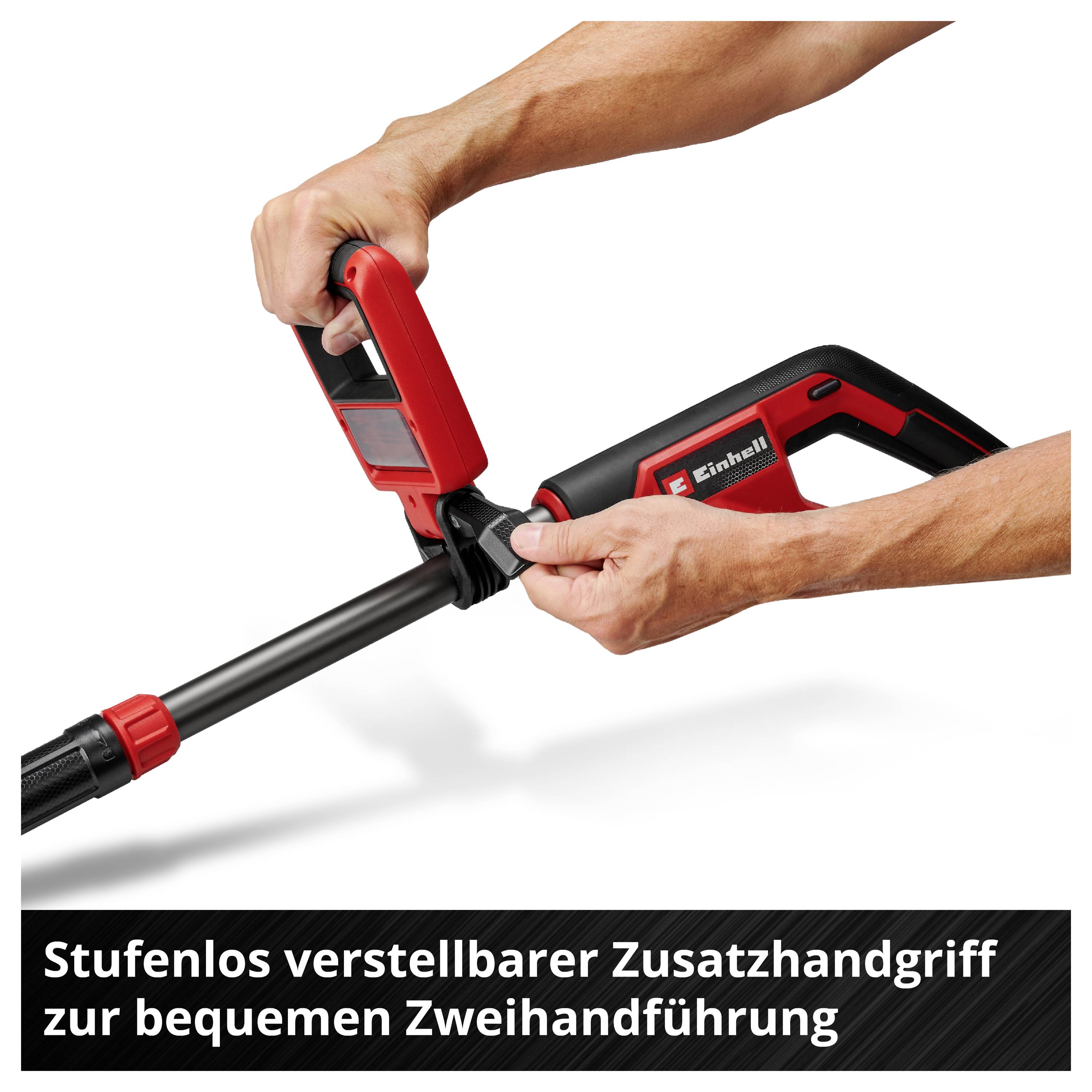 Osoba drží červenou rukověť zahradního nástroje s plynule nastavitelnou přídavnou rukojetí pro pohodlné ovládání oběma rukama.