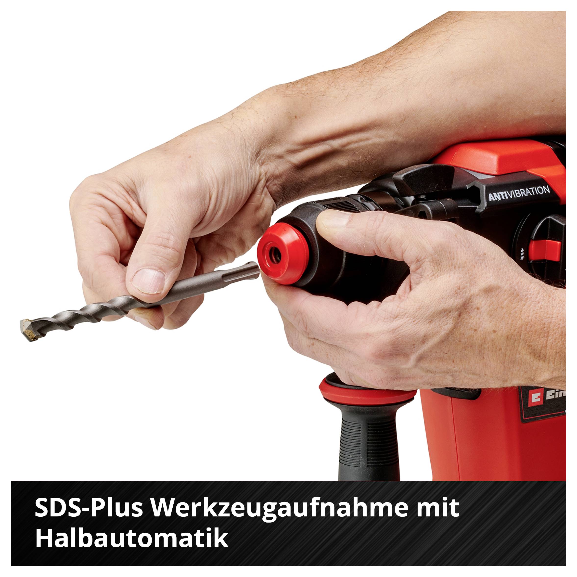 Osoba drží vrtačku s SDS-Plus upínáním nástrojů a poloautomatickým mechanismem.